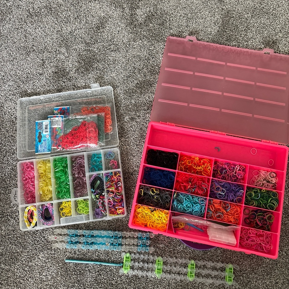 Rainbow loom kit with rubber bands and organizers
